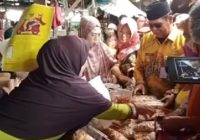 Heboh, Paman Birin Borong Kue Kering dan Beras Lalu Dibagikan ke Pengunjung Pasar Kalindo Belitung