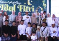Hari Pertama Idul Fitri, Zairullah dan Istri Terima Warga di Istana Anak Yatim