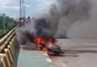 Siang Bolong Saat Cuaca Terik, Motor Terbakar di Atas Jembatan Basirih