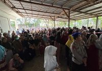 Hampir Ribuan Warga di Kecamatan Simpang Empat Terima Zakat dari Jhonlin Group dan Lazis Assalam Fil Alamin