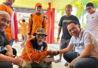 Petugas Kebersihan Se Tanah Bumbu Sumringah, Terima Zakat dari Lazis Assalam Fil Alamin