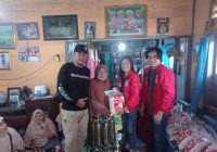 DPW PSI Kalsel Bagi-bagi Beras ke Pengambangan, Warga: Baru Pertama dapat Bantuan