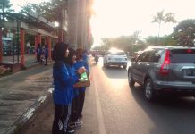 Peduli Terhadap Sesama, Anggota PMR SMPN 5 Banjarbaru Berbagi Takjil