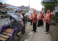 Bahagianya Yuyun Dapat Paket Sembako, DWP Tanah Bumbu Bagikan 100 Paket Sembako ke Kaum Duafa