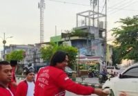 Tak Hanya Sekedar Bagi Takjil, PSI Banjar Dorong Pendapatan Penjual Kue Khas Banjar