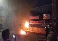Bertahan Hingga Malam, Mahasiswa Masih Kuat Demo di DPR, Tolak Perppu Ciptaker Jadi UU