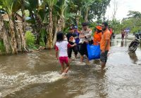 Banjir Rendam 5 Kecamatan di Barsel Kalteng, Anggota Polres Bagikan 400 Makanan Siap Saji