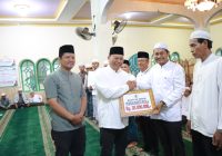 Pj Bupati Mujiyat Serahkan Bantuan untuk Sejumlah Mesjid di Kabupaten Batola