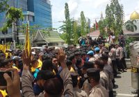 Mahasiswa Saling Dorong dengan Polisi saat Demo UU Cipta Kerja di Depan DPRD Kalsel