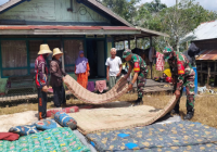 TNI Bantu Bersihkan 10 Rumah Warga Korban Puting Beliung di Aluh Aluh