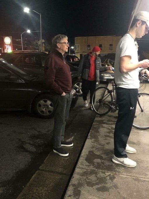VIRAL Twitter, Foto Bill Gates Antre di Gerai Burger Seharga Rp 38 Ribu, Netizen:Perilaku Pemenang Sejati