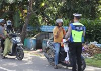 Satlantas Polres Kapuas Tegur Pengendara Tak Pakai Helm dan Parkir Sembarangan
