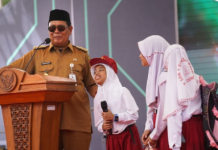 Gembiranya Siswa SD Diberi Hadiah Paman Birin Saat Peringatan HUT Kota Banjarbaru