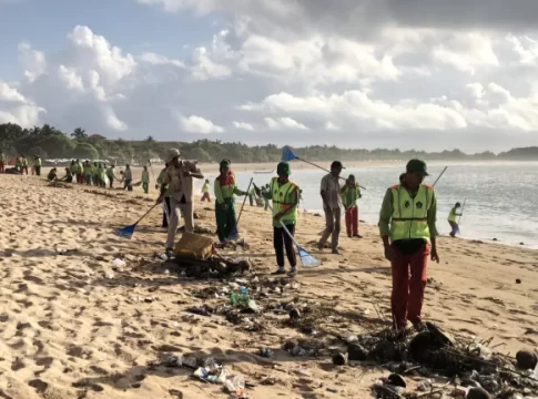 Sukseskan KTT ASEAN, Indonesia Tourism Bersihkan Pantai Kawasan Nusa Dua Bali