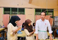Momen Siswi Jurusan Busana SMKN 4 Jambi Ukur Badan Presiden Jokowi