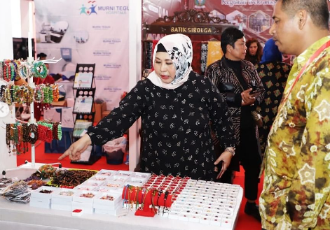 17052023_Hj Raudatul Jannah Sahbirin Noor meninjau stand Kalsel di Dekranas Expo 2023 di Medan. (wartabanjar.com - Ist. Setdaprov Kalsel)
