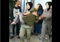Viral, Satpol PP Wanita Sendirian Gotong Kakek Renta yang Rumahnya Terbakar