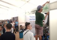 Pemkab Tanbu Gotong Royong Persiapkan Stand di Arena Mappanre Ri Tasi'e