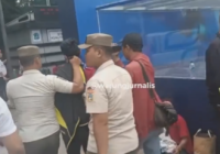 Pencopet Beraksi Saat Kirab Atlet SEA Games di Bundaran HI