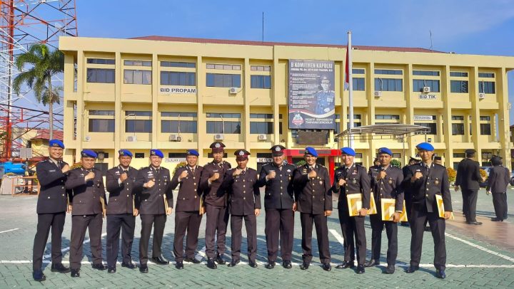 22052023_Personel Polres Barito Kuala mendapatkan penghargaan dari Kapolda Kalsel atas keberhasilan mengungkap kasus pembunuhan wanita di Jembatam Barito. (wartabanjar.com - Ist. Humas)