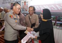 Kapolda Serahkan 10 Unit Bantuan Bedah Rumah, Minta Dirawat dan Dijaga