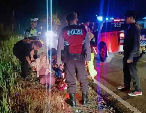 24052023_Seorang ibu hamil dan nyaris melahirkan di jalan berhasil dievakuasi anggota Polres Pulang Pisau, Polda Kalsel, ke rumah sakit. (wartabanjar.com - Ist. Humas Polda Kalsel)