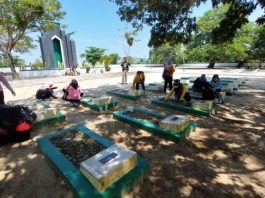 Peserta Pelatihan BLK Tanbu Gelar Bakti Sosial Bersihkan Taman Makam Pahlawan Mattone