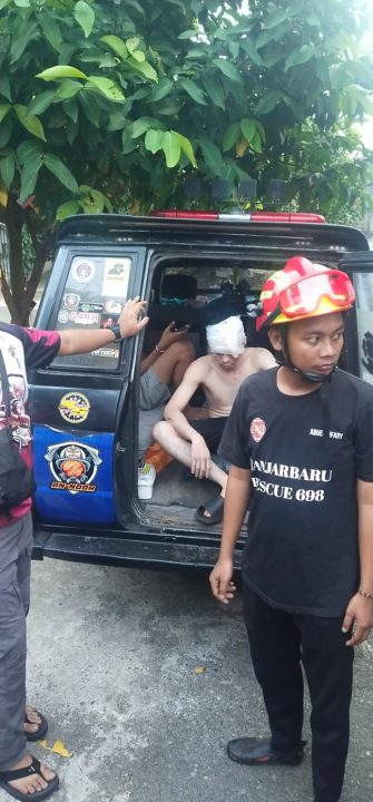 26052023_Pemuda berkelahi dievakuasi rekanan menuju RSD Idaman Banjarbaru. (wartabanjar.com - Istimewa)
