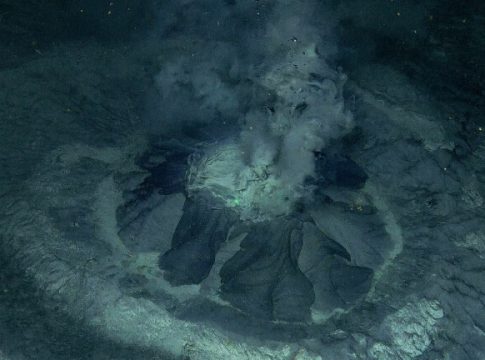 Waduh! Gunung Berapi Purba di Dasar Laut Ini Terus Muntahkan Lumpur dan Gas Metana