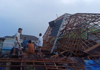 Rumah Roboh Timpa Langgar di Jalan Sejahtera Banjarmasin Ditinggal Pemilik Mudik ke Jawa