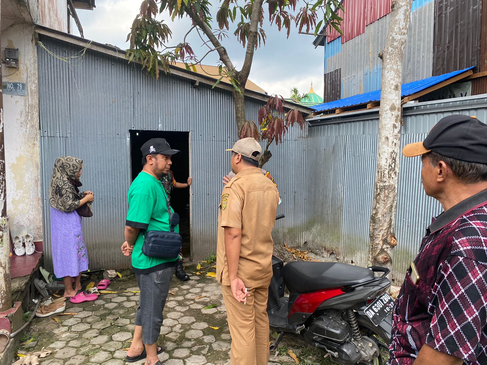 Lurah Surgi Mufti Cek Lokasi Pencemaran Air Bekas Cucian Rumah Makan di Jalan Sultan Adam