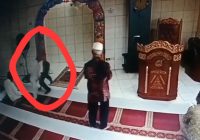 Viral Seorang Pria Terjatuh di Plafon Masjid Diduga di Banjarmasin