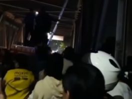 Wanita Nekat Naiki Tiang Jembatan di Alun-Alun Karawang Karena Putus Cinta