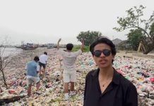 Sekelompok Pemuda Sebut Pantai Labuan Jadi Pantai Terburuk di Indonesia