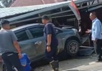 Mobil Tabrak Rombong di Rantau, Kanopi Hampir Roboh
