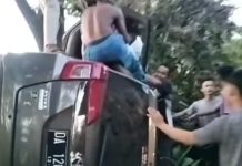 Mobil Terbalik di Desa Bataratat Tapin, Penumpang Terjepit