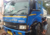 Hujan Deras, Truk Tangki BBM Tabrak Pohon Hingga Tumbang Ke Badan Jalan Nasional di Martapura