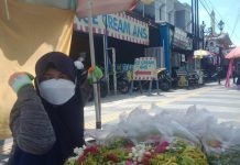Jualan Kembang Barenteng, Zainah dan Erni Bisa Raup Untung Hingga Ratusan Ribu