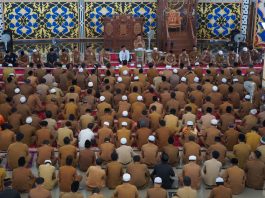 Implementasikan Serambi Madinah di Tanah Bumbu, Ribuan ASN Sebelum Kerja Laksanakan Salat Sunat