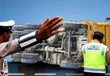 Truk Muatan Batu Bara Tabrak Pohon, Sopir Patah Tulang