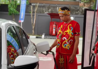Unik, Peringati Hari Lahir Pancasila Petugas SPBU Kenakan Pakaian Adat Dayak