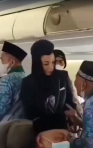 Viral! Gara-gara Ingat Ayam Belum Dikasih Makan Jemaah Lansia Minta Turun dari Pesawat