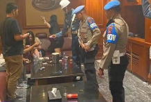 Propam Polda Kalsel Bersama POM TNI Razia Anggota Polisi dan Tentara Keluyuran di THM