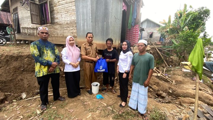Pemkab Banjar Distribusikan Bantuan untuk Korban Longsor di Desa Pasar Jati dan Tambak Anyar