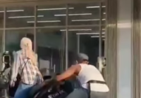 VIRAL! Ulah Tukang Parkir Tarik Motor Wanita di Indomaret gara Tak Mau Bayar, Netizen Ungkap Fakta Ini