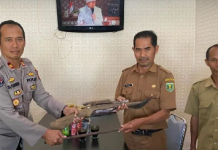 Kades Wirang Serahkan Senpi Laras Panjang Rakitan Warga ke Sat Intelkam Polres Tabalong