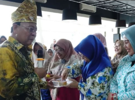 Paman Birin Bagikan Kue Lam dan Bingka di Kampung Asal 'Nasi Padang'
