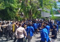 Aksi Mahasiswa Tergabung BEM Se-Kalsel di DPRD Kota Banjarmasin Nyaris Ricuh