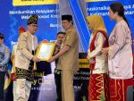 Paman Birin Terima Sertifikat Kekayaan Intelektual Komunal Sasirangan Kalsel