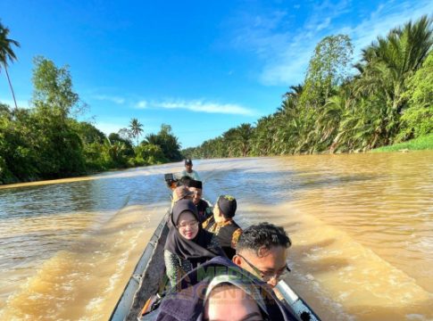Petugas Disdukcapil Tanbu Naik Kelotok Sisir Sungai Kusan demi Rekam Data Penyandang Sosial